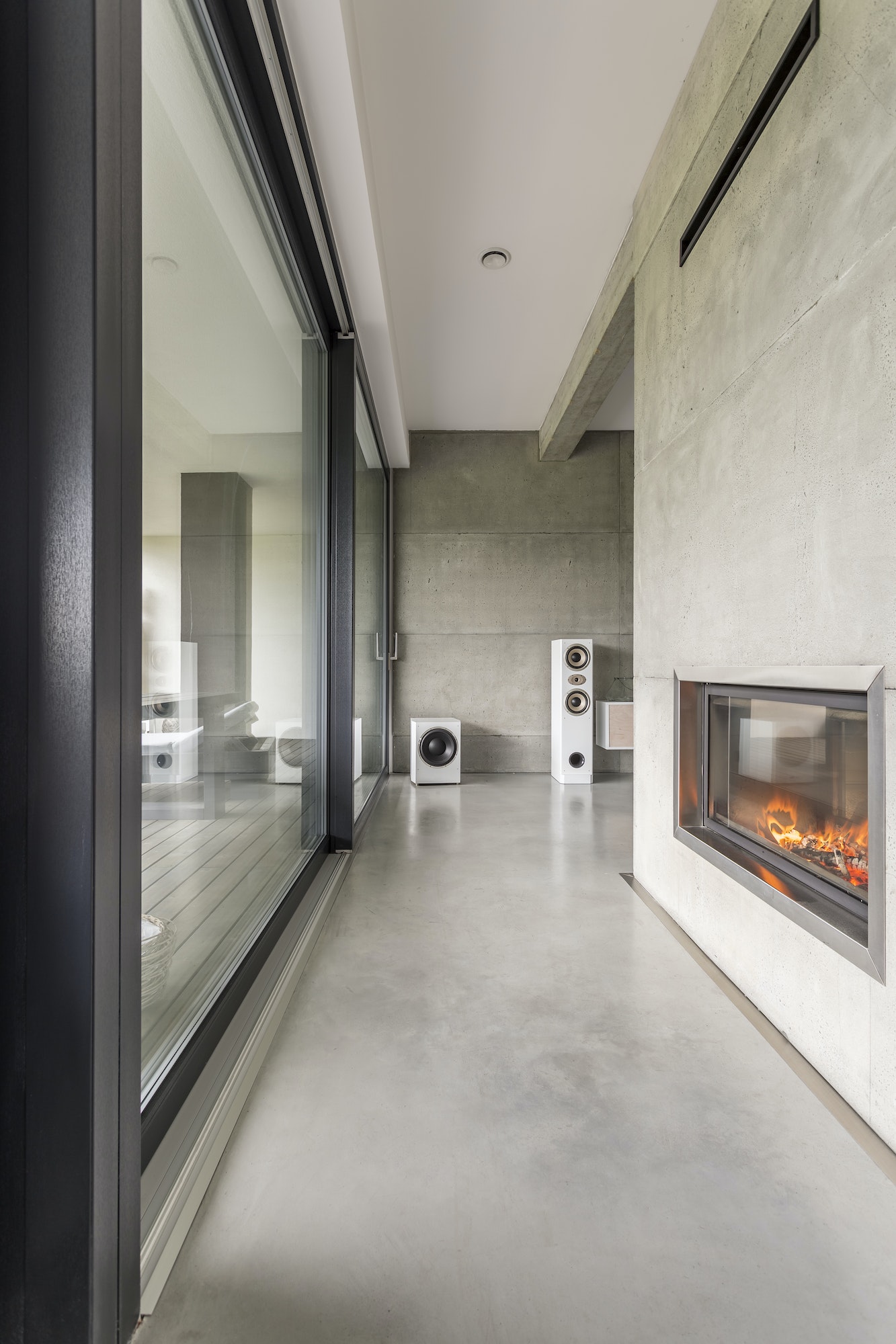 Spacious apartment with fireplace